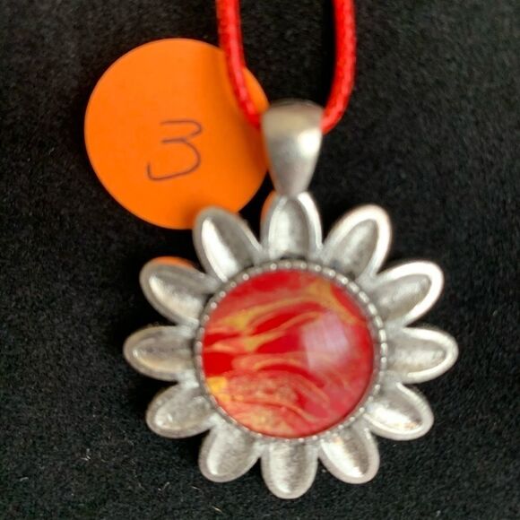 BOGO❤️❤️❤️HANDCRAFTED DAISY PENDANT  - Picture 4 of 9